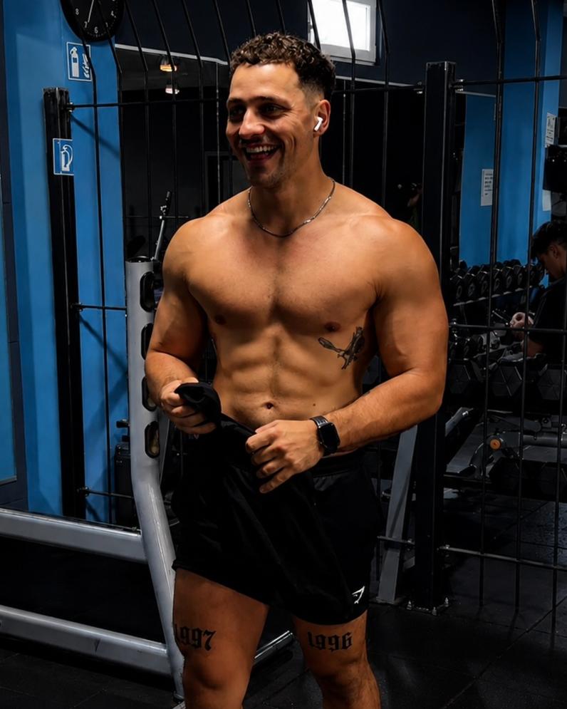 Der Trainer im Fitnessstudio oben ohne.